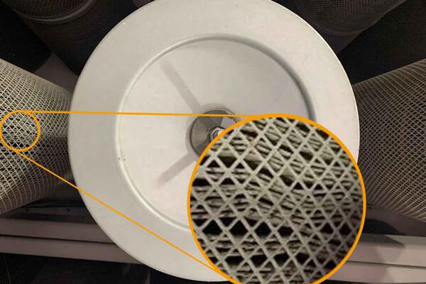 Sistema de filtro pulsante antiguo con Pleat-Lock: los paquetes de pliegues se comprimen — reduciendo la superficie efectiva de filtración